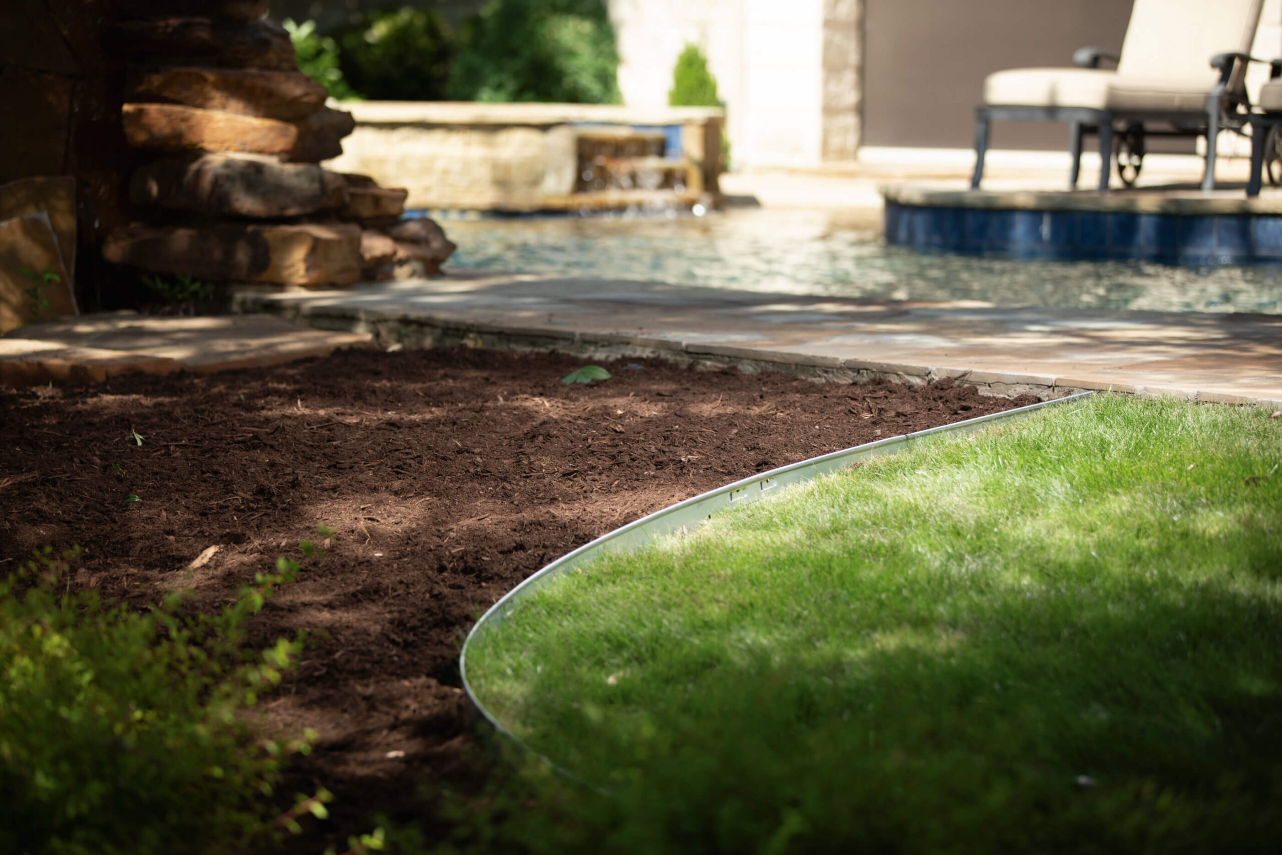 Classic Roll-Top Steel Edging between mulch and grass