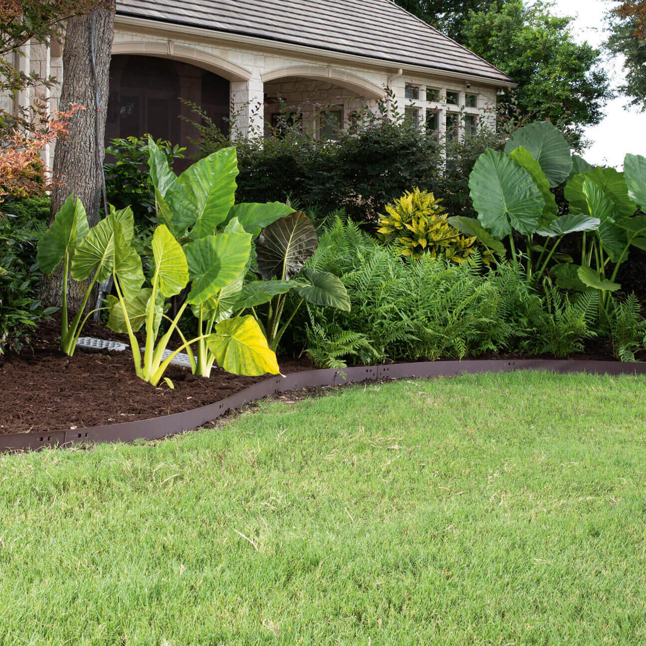 Quicklock Steel Edging between mulch garden and grass